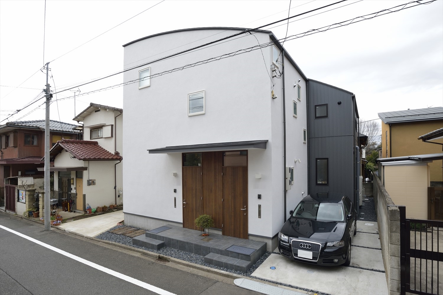 アール屋根のモダンな二階建て外観