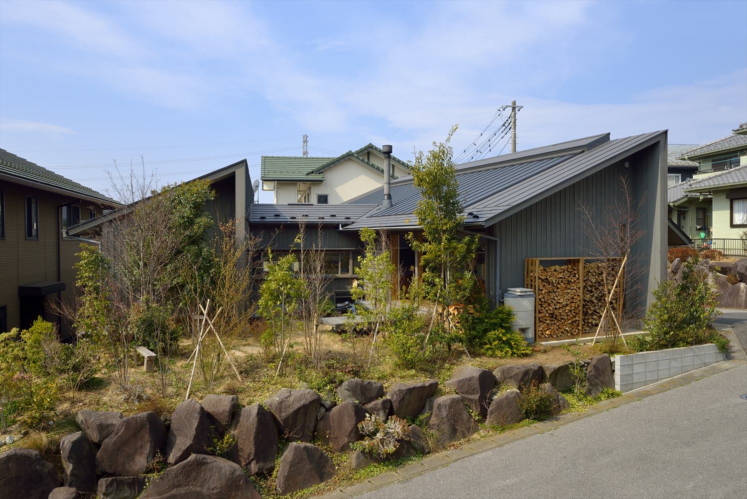 三角屋根の平屋の外観