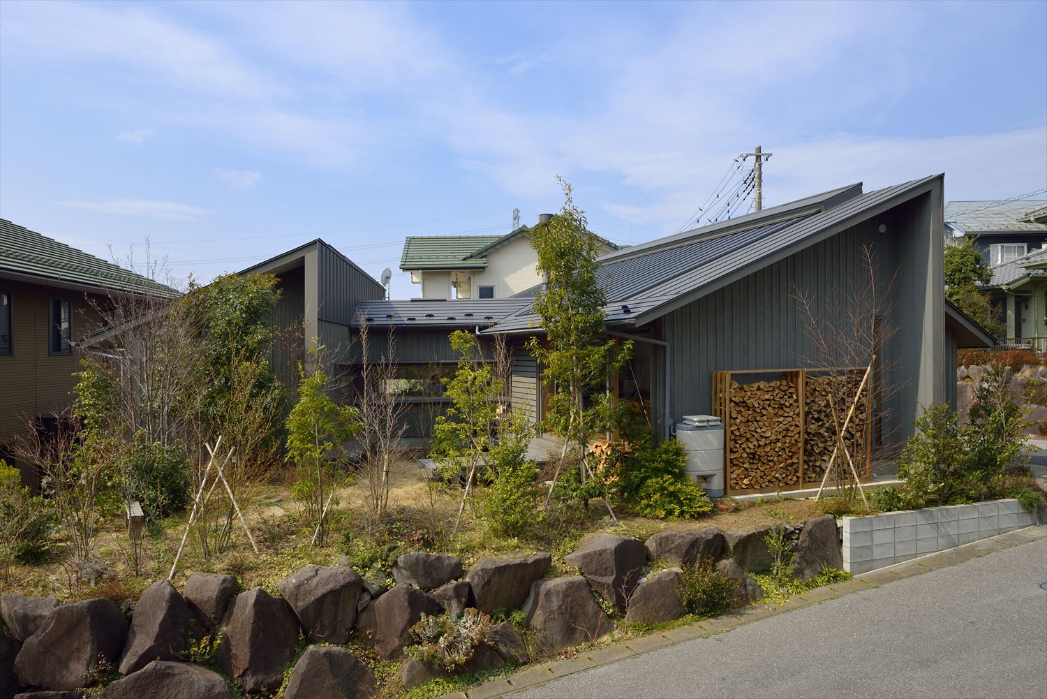 片流れ屋根を組み合わせた平屋