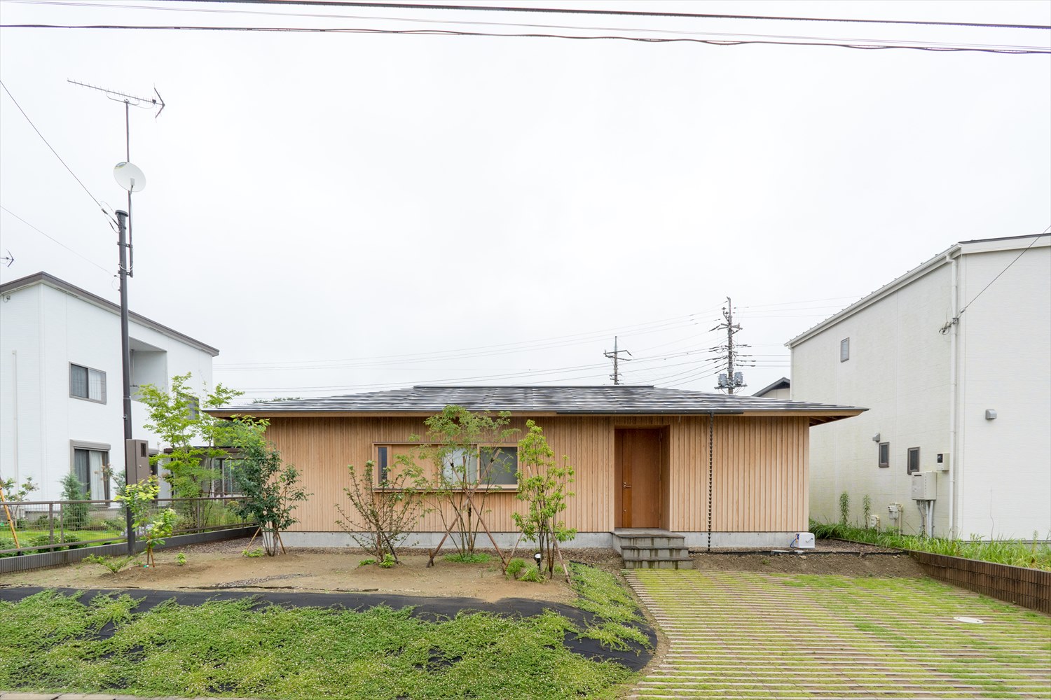 外壁も木で仕上げた平屋