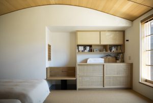 おしゃれなデザインの木の家、内装のアイデア：漆喰や珪藻土を利用した壁でナチュラル感を演出