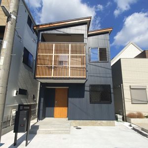 おしゃれなデザインの木の家、外観のアイデア：縦格子やルーバーをアクセントにしつつ通風や目隠し効果を得る