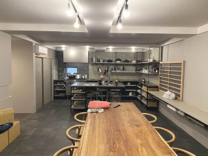 ステンレスの天板と相性のよいブラックの床の事例