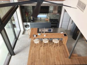 リビングの床は何がいい？タイル・天然木など素材のほか、床の色使いまで後悔しない徹底ガイド