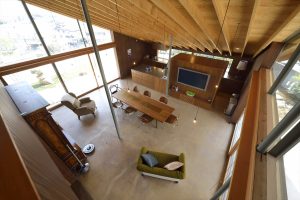 天井や壁面と調和する、穏やかな色合いの床が魅力的な注文住宅