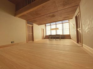 木特有のぬくもりが魅力的な無垢床の家