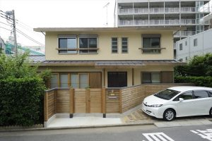 窓デザインの外観が整うアイデア：縦横のラインを揃える