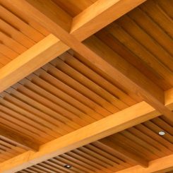 【天井を板張りにして後悔した】理由は？5つのデメリットと対策を解説│人気の理由、施工事例もご紹介