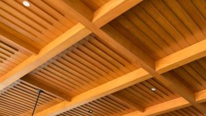 【天井を板張りにして後悔した】理由は？5つのデメリットと対策を解説│人気の理由、施工事例もご紹介