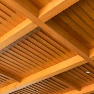 【天井を板張りにして後悔した】理由は？5つのデメリットと対策を解説│人気の理由、施工事例もご紹介