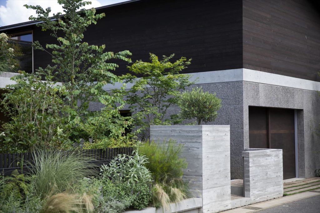 シンプルな家の外観事例、デザインのコツ：外構や植栽を一体として考える
