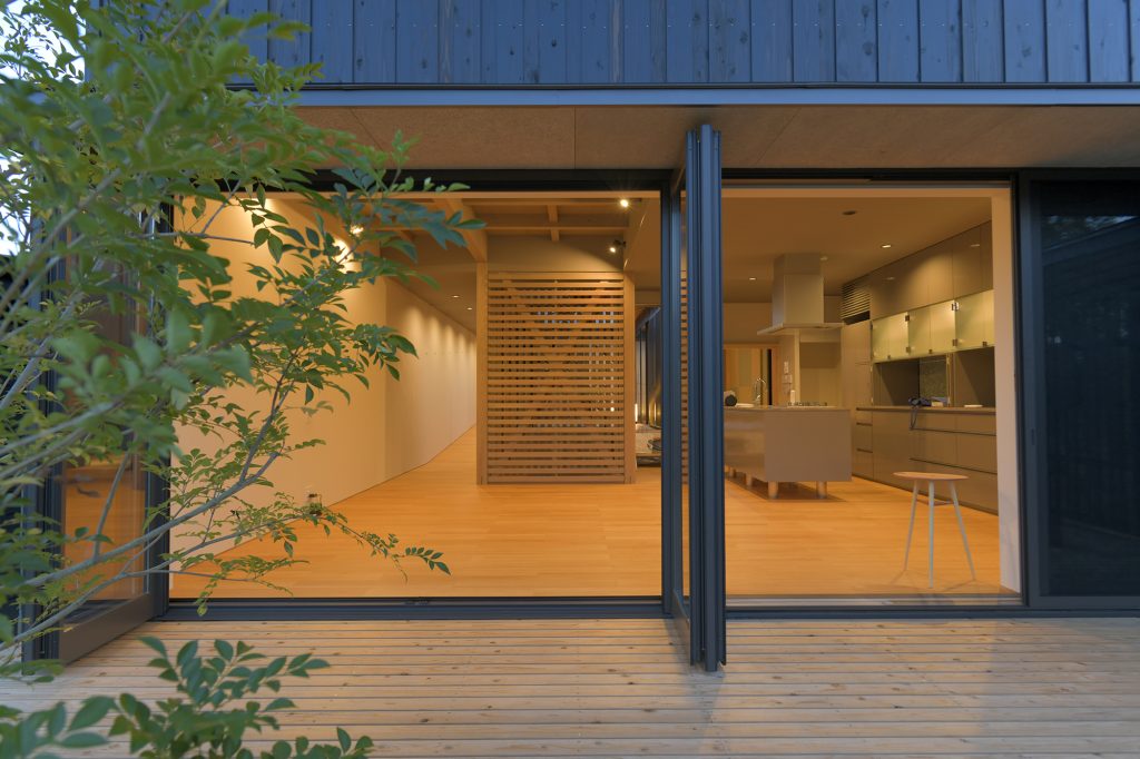 おしゃれな下屋が外観の印象を高める注文住宅