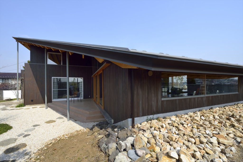 大きな軒下空間が魅力的な大屋根のある住まい