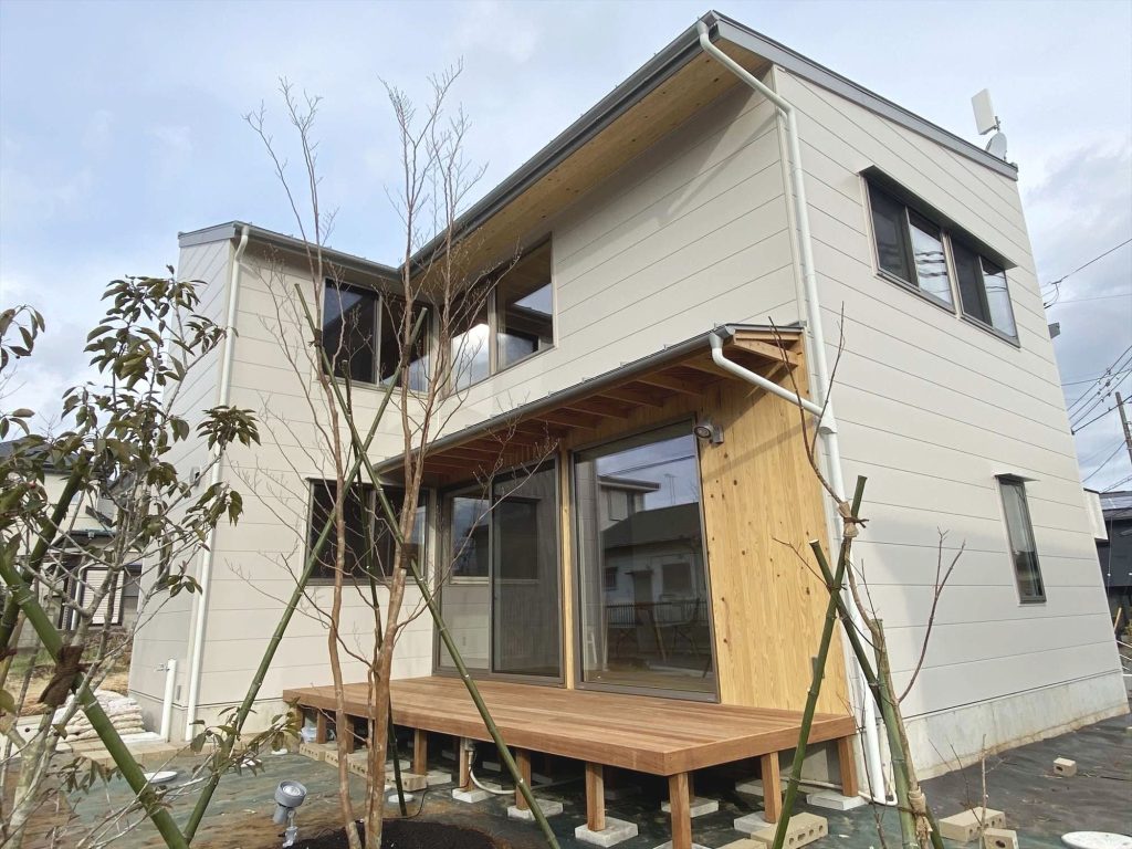 大屋根とは別に設けられた1階部分の屋根、下屋