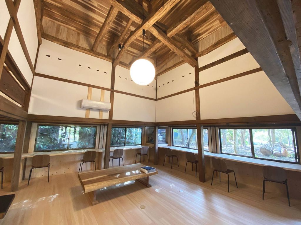 連窓の利用で広がりを感じられる内装デザイン