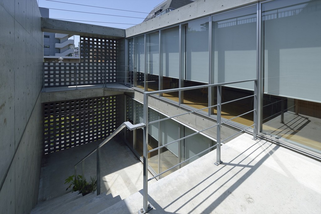 連窓の利用で洗練された印象を出すビル