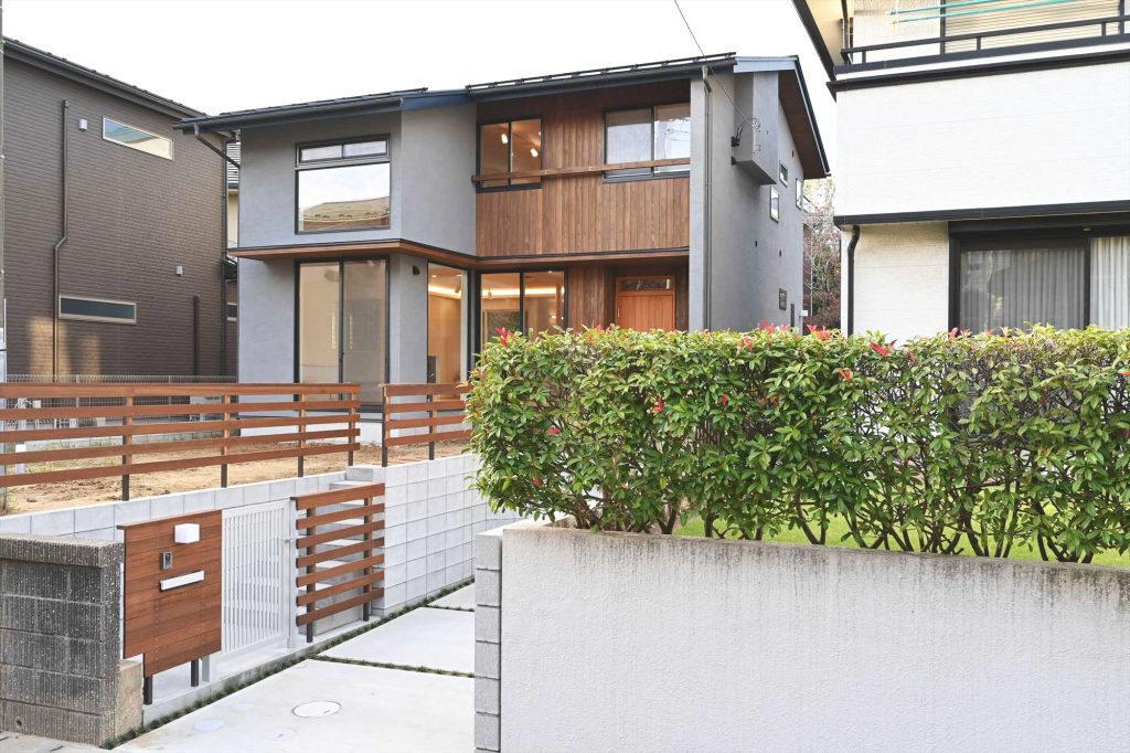 グレーの外壁で「失敗」を避ける、7つのコツ：グレーに木目など他の素材を合わせる