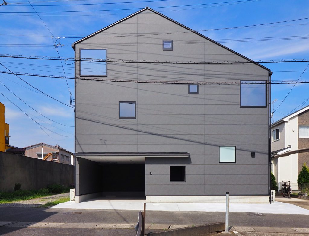 グレーの外壁で「失敗」を避ける、7つのコツ：窓を外観のアクセントに利用する