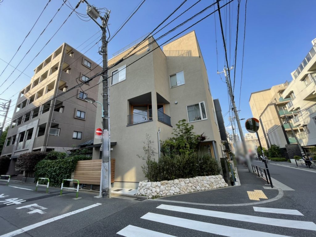 「軒ゼロ」で敷地一杯に建物を建てる都市部の注文住宅