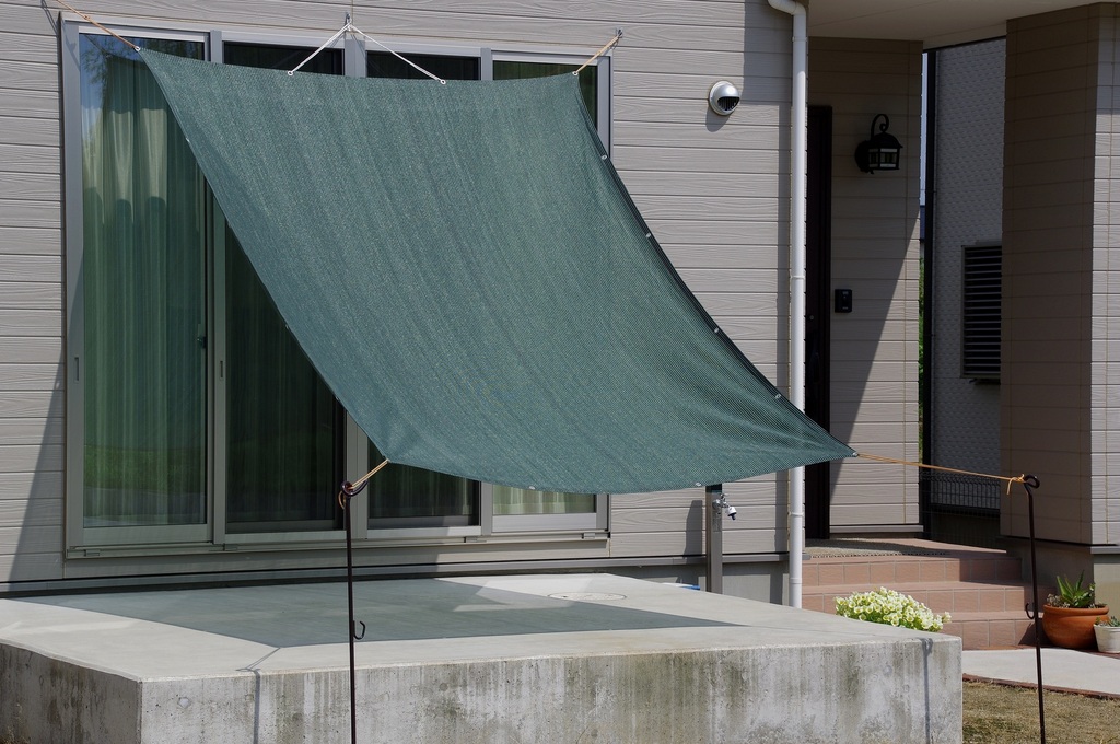 後付けで日差しを遮ることのできるサンシェード