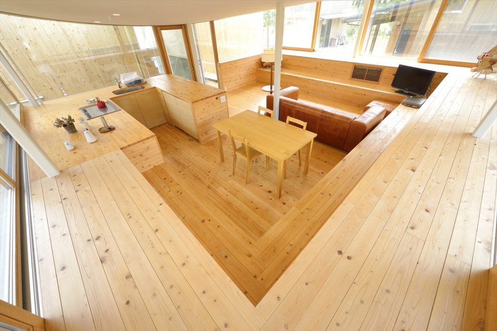 軒の有無で採光の度合いを調整する注文住宅の事例